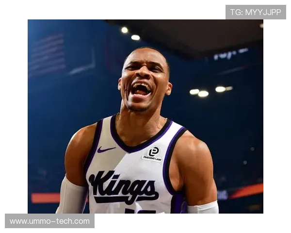 布克称赞吉莱斯皮影响力显著威少防守表现出色训练刻苦